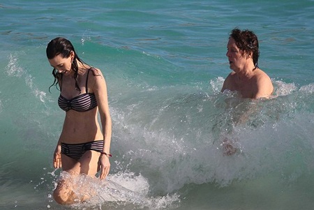 Hai vợ chồng Paul và Nancy nô đùa dưới làn nước mát