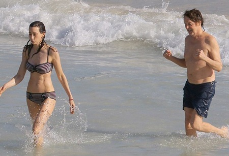 Vợ của Paul dù đã ngoài 50 tuổi nhưng vẫn rất đẹp và săn chắc.