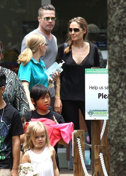 Pax Thiên bế kangaroo mới sinh ra phố