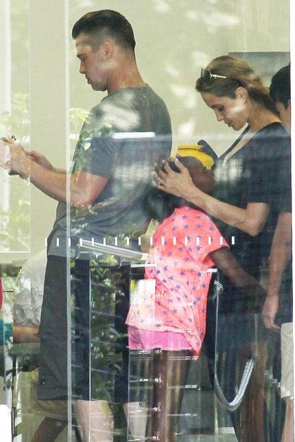 Cặp ngôi sao nổi tiếng đưa các con ghé vào một cửa hàng đồ chơi. Bé Zahara tranh thủ làm nũng mẹ.