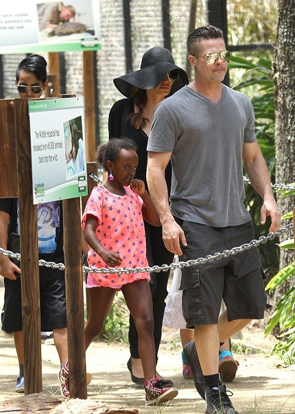 Sau khi mua sắm, cả nhà kéo tới một công viên. Angelina Jolie nắm tay cậu con trai Pax Thiên.