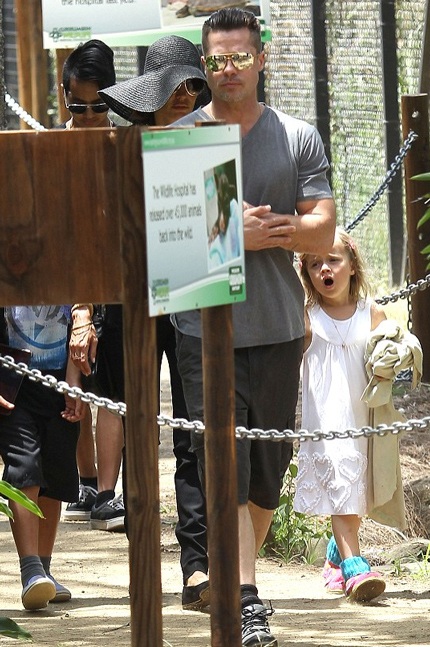 Cô con gái Vivienne của Brad Pitt trông rất nữ tính với váy trắng và nơ buộc tóc.