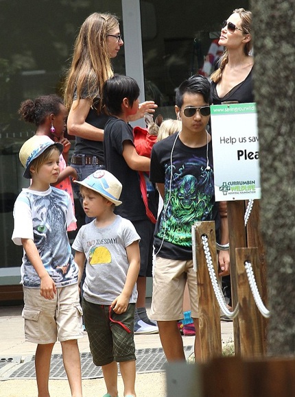 Bé Maddox - cậu con nuôi gốc Căm-pu-chia dẫn đầu đoàn