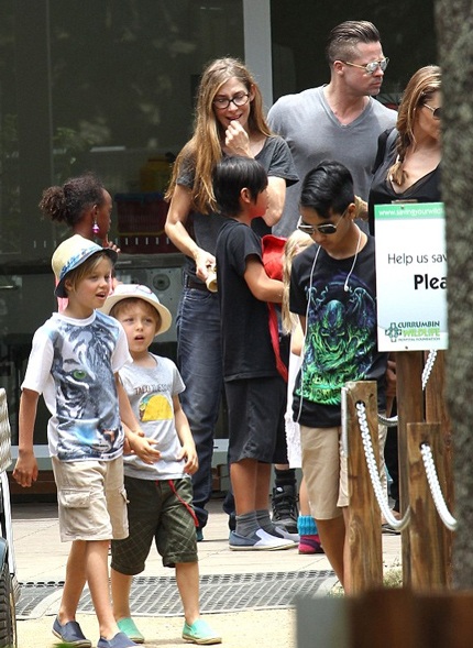 Pax Thiên bế theo một em kangaroo sơ sinh được quấn trong một chiếc chăn màu hồng khá nữ tính.