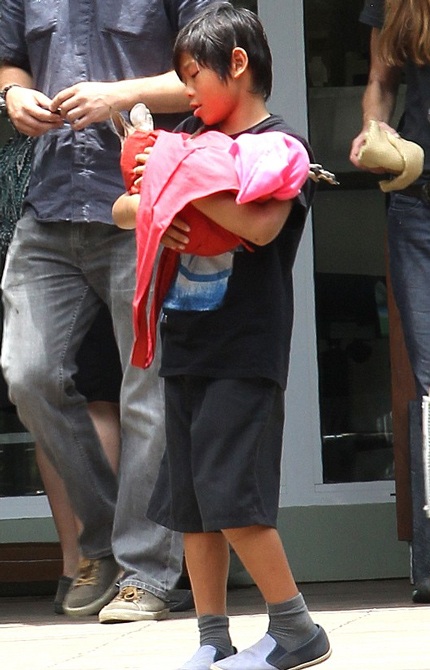 Cậu bé rất cưng nựng em kangaroo của mình