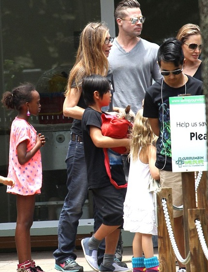 Pax Thiên đi cùng cô em Zahara chăm chú nghe chỉ dẫn của mẹ nuôi.