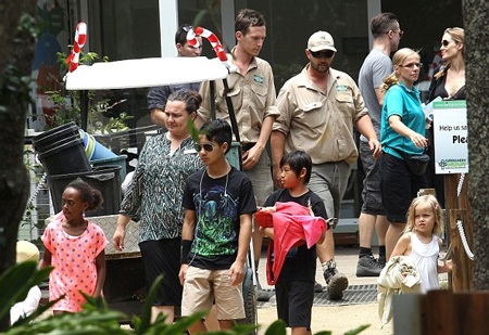 Bé Maddox - cậu con nuôi gốc Căm-pu-chia dẫn đầu đoàn