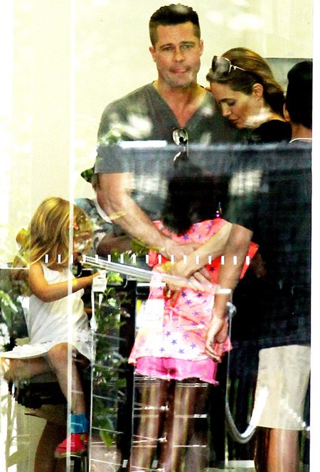 Những em bé nhà Bragelina đã chọn được món hàng yêu thích và đợi cha mẹ thanh toán.