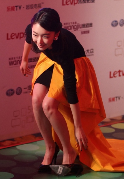 Nữ diễn viên Han Xiao bị tuột giày khi đang sải bước đầy tự tin trên thảm đỏ