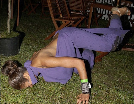 Một ngôi sao của Anh ngã cắm mặt xuống đất vì giày cao gót và men rượu