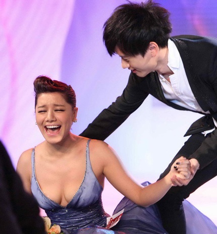 Chẳng biết nên khóc hay nên cười trong tình huống trớ trêu trên sân khấu này?!