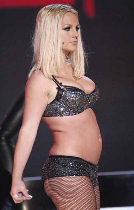 Bà mẹ hai con Britney Spear ngột thở trong bộ áo tắm ôm sát.