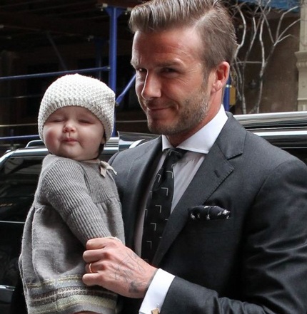 Bé 2 tuổi kiếm bộn tiền nhờ giống con gái David Beckham - 3 David Beckham và con gái cưng - Harper