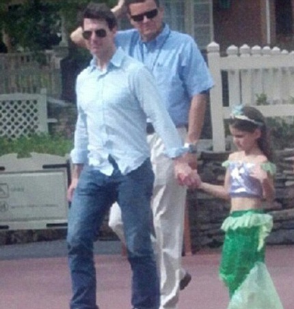 Tom Cruise và cô con gái cưng Suri Cruise đi chơi vào dịp Giáng sinh sau một thời gian dài xa cách.