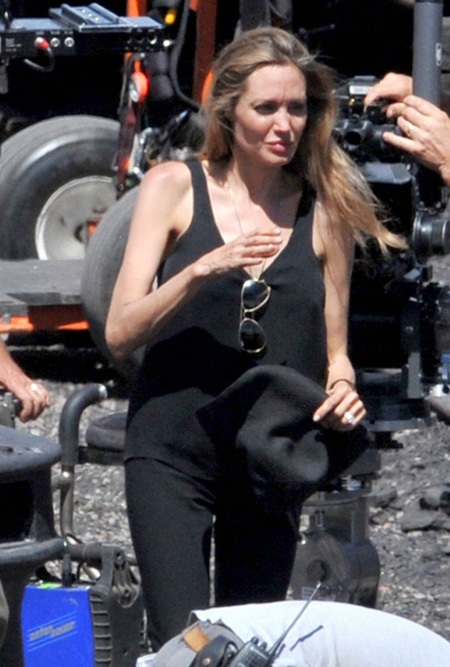 Angelina Jolie lộ tay khẳng khiu tại trường quay
