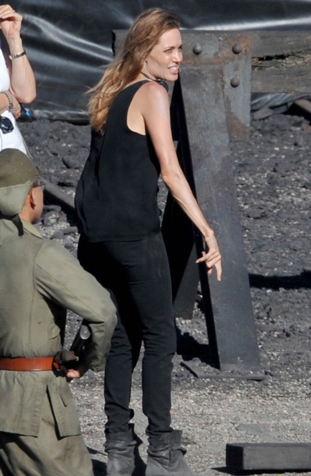 Angelina Jolie lộ tay khẳng khiu tại trường quay