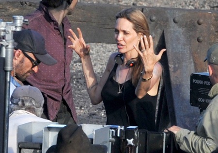 Angelina Jolie đang diễn tả và trao đổi ý kiến với quay phim