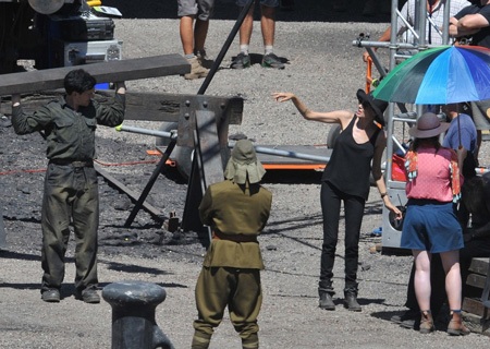 Mọi công việc dù nhỏ nhặt nhất cũng được Angelina đảm nhiệm