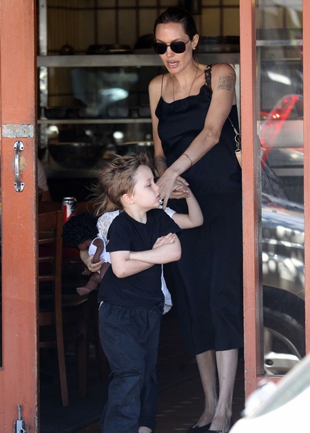 Mọi công việc dù nhỏ nhặt nhất cũng được Angelina đảm nhiệm