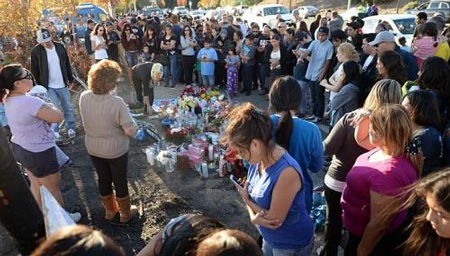 Người hâm mộ tụ tập quanh khu vực xảy ra tai nạn để tưởng nhớ Paul Walker