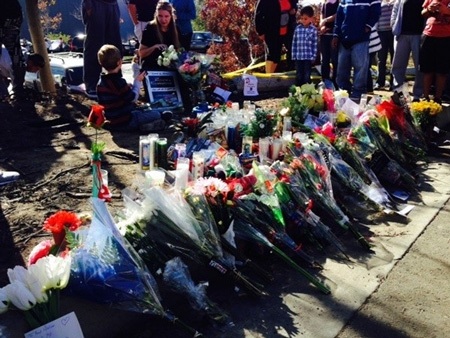 Hoa phủ kín khu vực từng xảy ra vụ nổ ô tô kinh hoàng