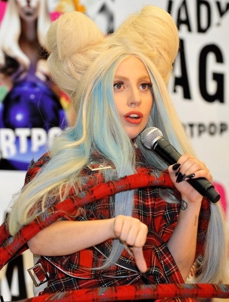 Lady Gaga tạo dáng bên những bức tượng chân dung nhiều sắc thái của cô.