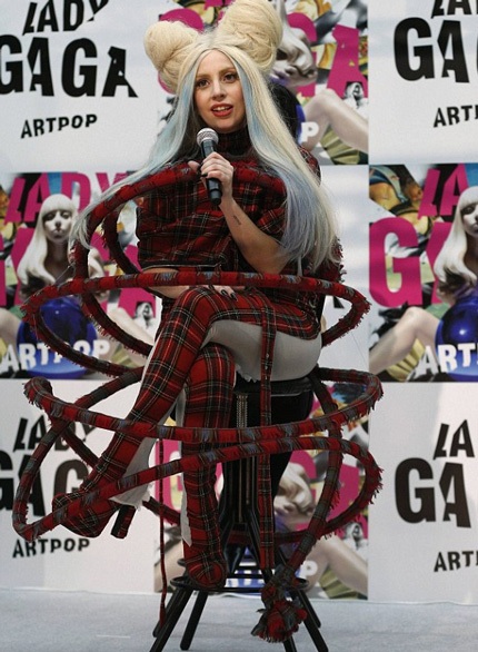 Cô diện một bộ đồ liền đỏ rực kèm phụ kiện là chiếc vòng cùng màu quấn quanh người.