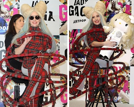 Lady làm tóc và trang điểm như một cô búp bê.