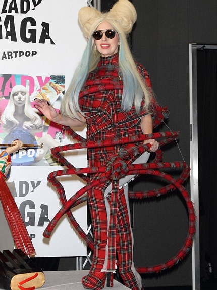 Nữ ca sĩ của Just Dance tỏ ra thân thiện với người hâm mộ và báo giới Nhật.