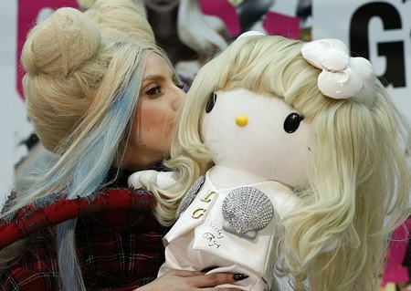 Nữ ca sĩ của Just Dance tỏ ra thân thiện với người hâm mộ và báo giới Nhật.