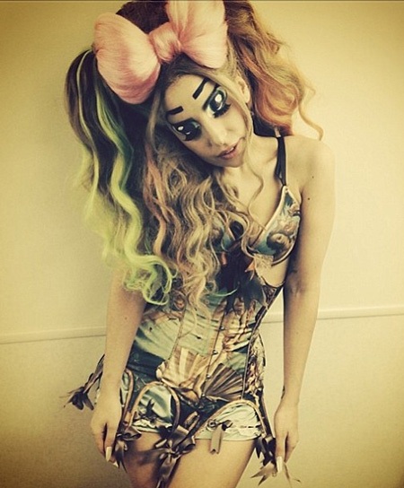 Lady Gaga tạo dáng bên những bức tượng chân dung nhiều sắc thái của cô.