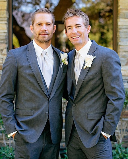 Paul Walker (trái) mừng ngày vui của em trai, vài tuần trước khi anh tử nạn.