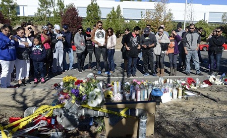 Hàng ngày, người hâm mộ ghé thăm và đặt hoa tại khu vực xảy ra tai nạn của Paul Walker.