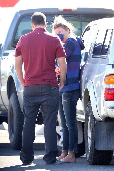 Bạn gái của Paul Walker đi chân đất và liên tục quệt nước mắt.