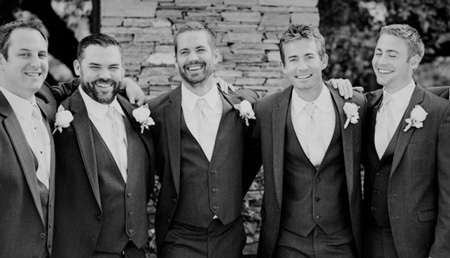 Paul Walker mỉm cười khi ở bên anh em ruột