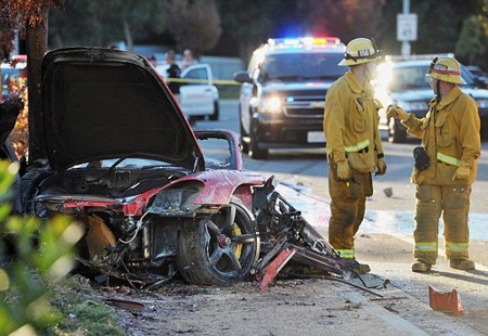 Sau tai nạn, chiếc siêu xe chỉ còn là đống sắt vụn