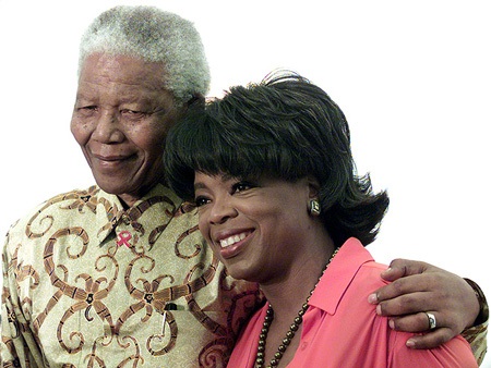 Trong bức ảnh, Bono và ông Nelson chụp cùng nhau tại một lễ trao giải thể thao năm 2000 ở