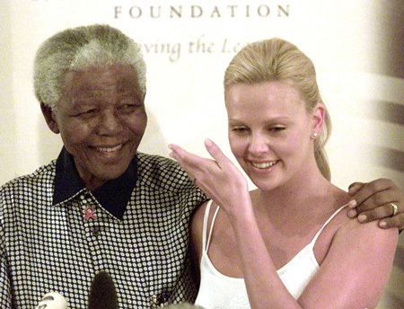 Trong bức ảnh, Bono và ông Nelson chụp cùng nhau tại một lễ trao giải thể thao năm 2000 ở