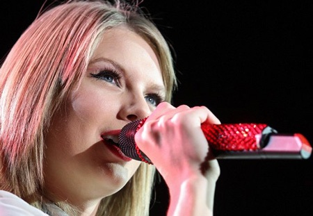 Cô ca sĩ 23 tuổi thể hiện khả năng chơi guitar trên sân khấu.