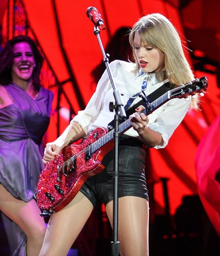 Cô ca sĩ 23 tuổi thể hiện khả năng chơi guitar trên sân khấu.