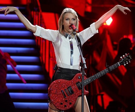 Taylor đang biểu diễn ca khúc