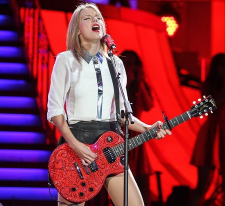 Taylor đang biểu diễn ca khúc