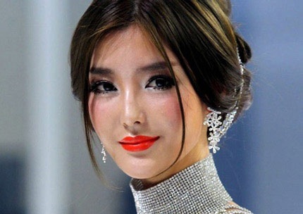 Lý Dĩnh Chi với hình ảnh hoàn hảo tại triển lãm xe hơi năm 2012.