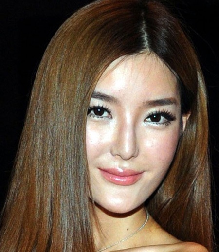 Tuy nhiên, chỉ vài tháng sau đó, cô xuât hiện với gương mặt lệch, đặc biệt là chiếc cằm khá dị.