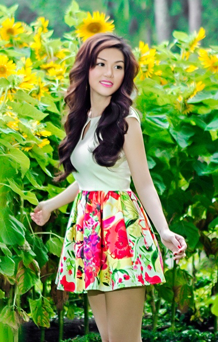 Oanh Yến xinh đẹp dạo chơi trong vườn hoa