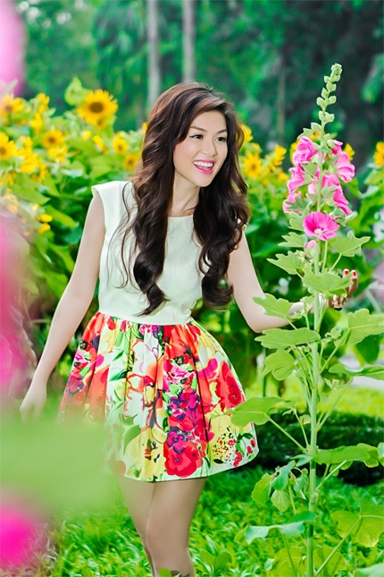 Oanh Yến xinh đẹp dạo chơi trong vườn hoa