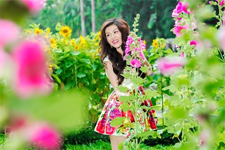 Oanh Yến xinh đẹp dạo chơi trong vườn hoa