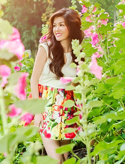 Oanh Yến xinh đẹp dạo chơi trong vườn hoa