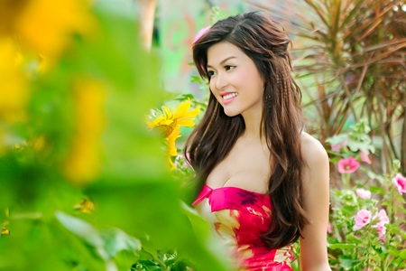 Oanh Yến xinh đẹp dạo chơi trong vườn hoa