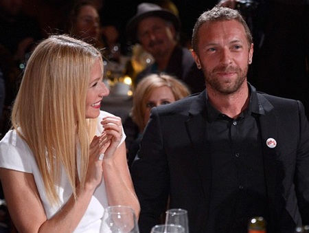 Vợ chồng Gwyneth Paltrow hạnh phúc bên nhau - 4 Gwyneth thỉnh thoảng lại thủ thỉ vào tai chồng rồi nhìn anh rất trìu mến